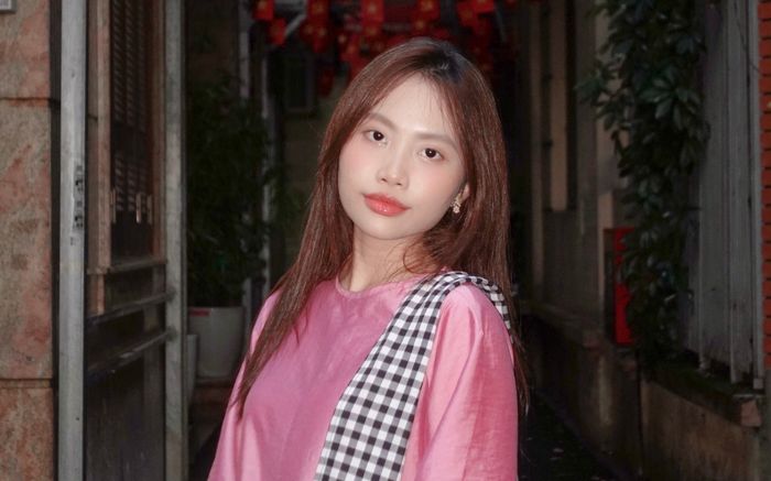 Clip Phương Mỹ Chi có 'hành động lạ' giữa chốn đông người gây xôn xao mạng xã hội