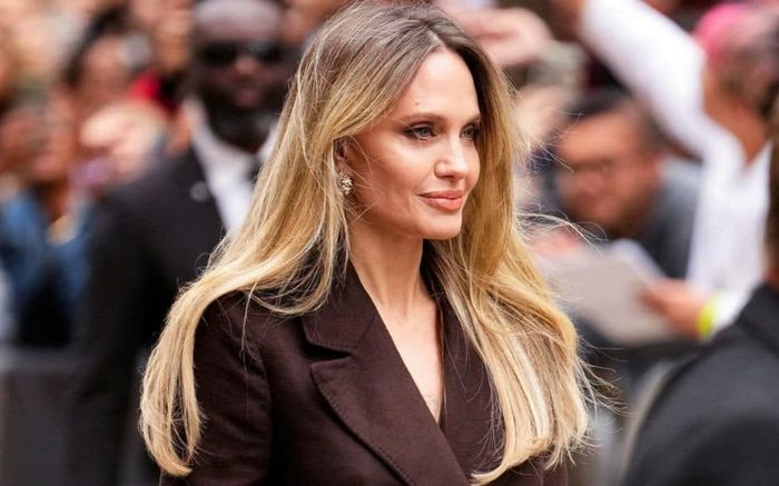 Angelina Jolie gây sốt với hình ảnh 'mặc như không mặc'