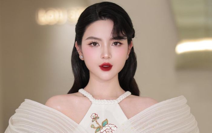 Vợ Quang Hải gây tò mò