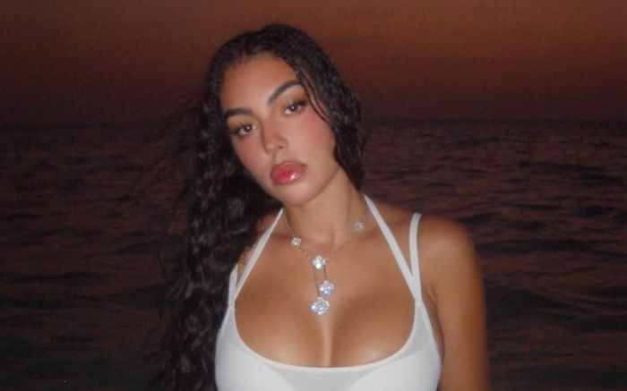 Bạn gái Ronaldo khoe vẻ đẹp nóng bỏng