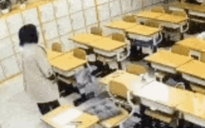 Khó hiểu đoạn video ghi cảnh cô giáo đứng giảng bài trong lớp học trống lúc nửa đêm