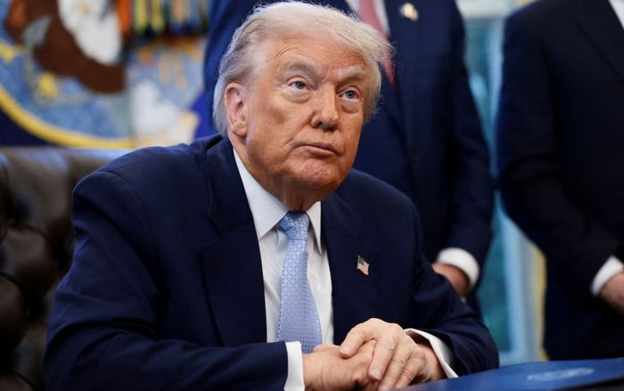 Ông Donald Trump tiết lộ nguyên nhân thực sự về vết bầm tím trên tay