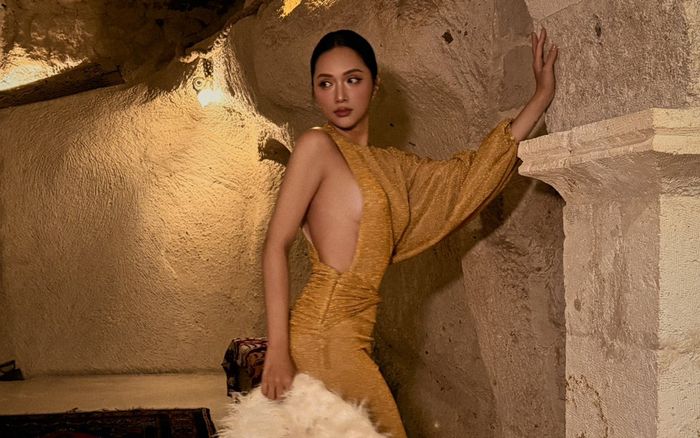 Hương Giang mặc váy cắt xẻ gợi cảm, phô trọn làn da trắng phát sáng