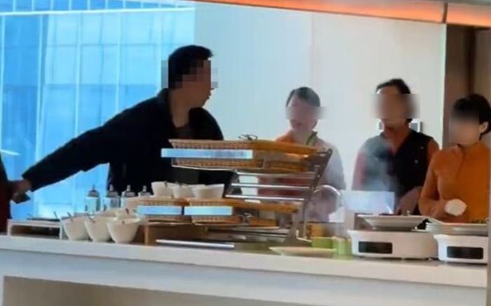 Người đàn ông to tiếng mắng chửi nữ nhân viên khách sạn, lý do gây phẫn nộ