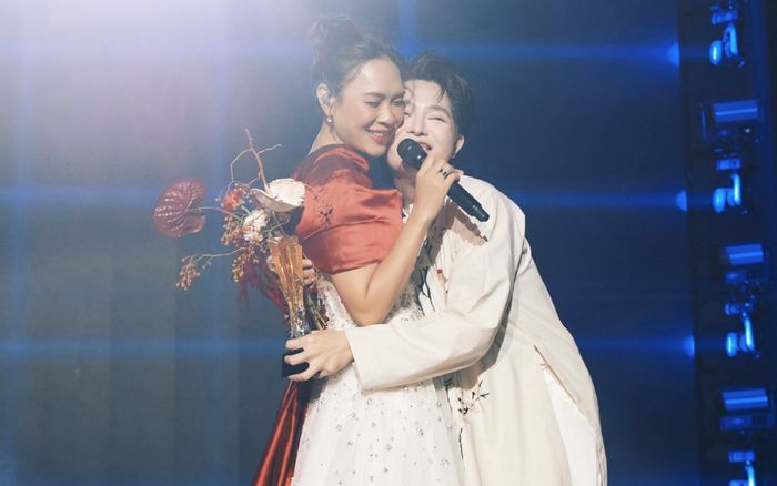 Đức Phúc đứng đợi sau hậu trường giữa khuya chỉ để làm một việc với Mỹ Tâm