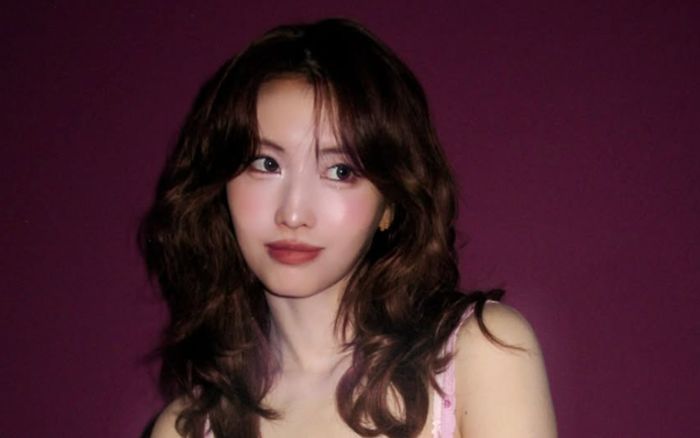 Momo (TWICE) khoe loạt ảnh 'nửa kín nửa hở' khiến dân tình xuýt xoa