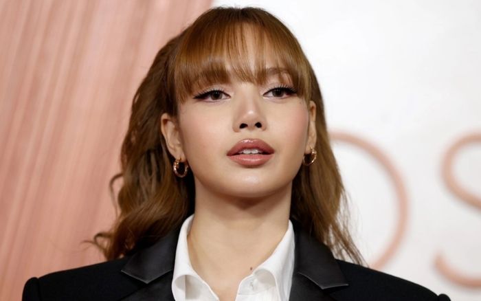 Lisa (BLACKPINK) nhận phản ứng trái chiều khi lần đầu trao giải Quả Cầu Vàng