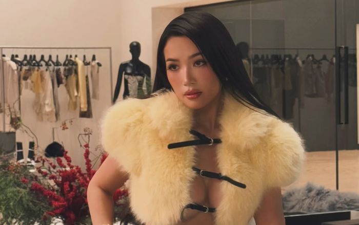 Sĩ Thanh phô trọn vóc dáng quyến rũ ở tuổi 40 với mốt không nội y