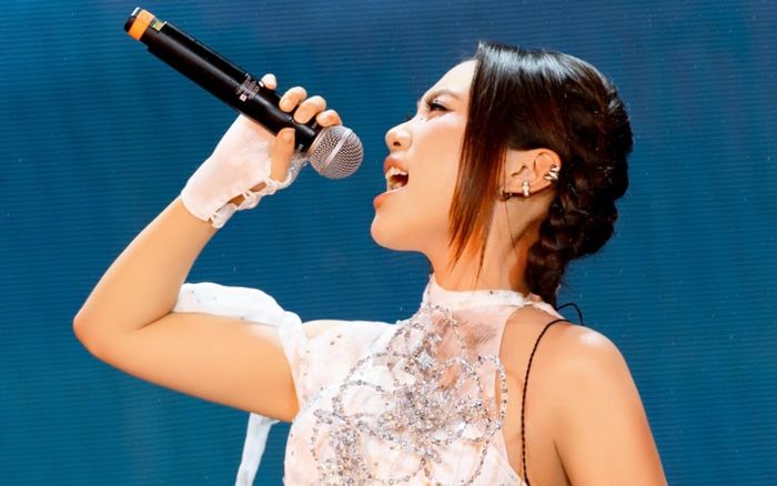 Phương Mỹ Chi bật khóc trước hàng ngàn khán giả