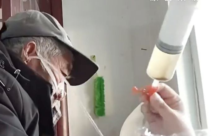 Người cha 69 tuổi gửi con gái 27 tuổi vào viện dưỡng lão, câu nói cuối cùng ai nghe cũng bật khóc