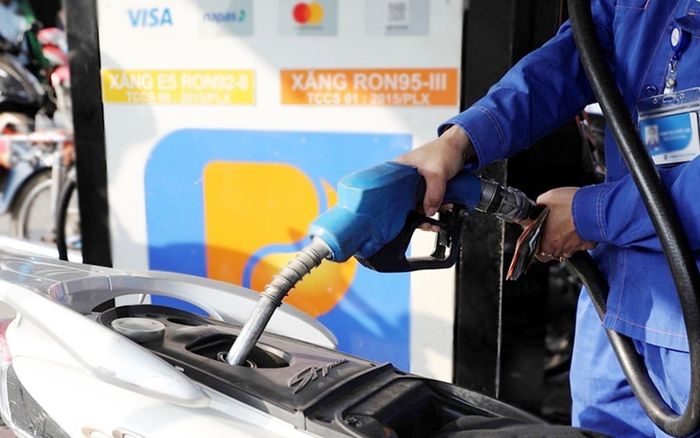 Giá xăng dầu hôm nay 11/1: Tiếp tục tăng mạnh