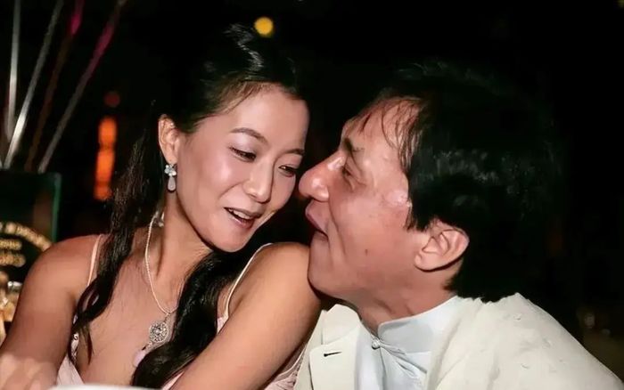 Đệ nhất mỹ nhân Hàn Quốc phản ứng gây sốc khi nhận điều đặc biệt từ Thành Long