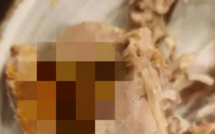 Ăn canh gà nhân sâm tại nhà hàng nổi tiếng, thực khách cắn trúng thứ gây phẫn nộ