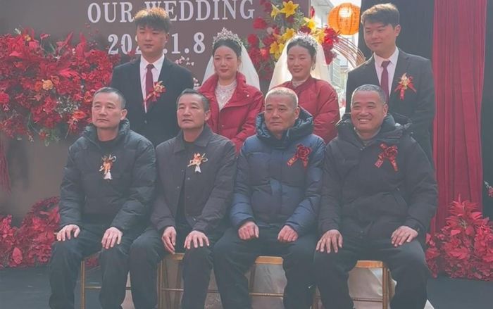 Hai cặp song sinh cùng tổ chức đám cưới, khách mời 'phát lú' trước cảnh tượng trong buổi lễ