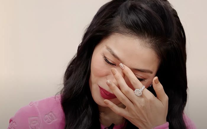 Lệ Quyên 'sụp đổ'