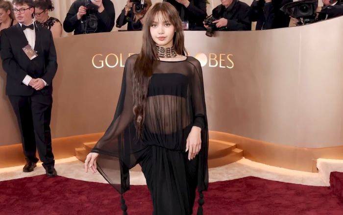 Lisa (BLACKPINK) diện váy xuyên thấu, khoe visual sáng bừng trên thảm đỏ Quả Cầu Vàng