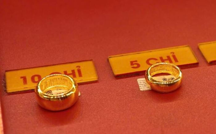 Giá vàng hôm nay (12/1): Vàng nhẫn tiếp tục 'nóng', chênh mua – bán vẫn cao