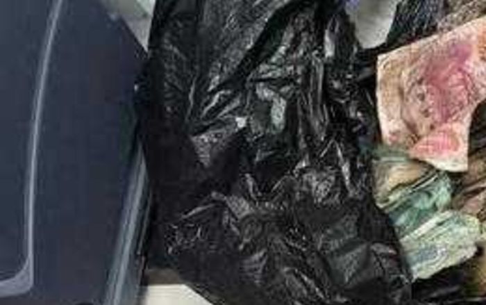 Người phụ nữ mang túi vải màu đen đến ngân hàng cầu cứu, nhân viên xót xa khi mở ra kiểm tra