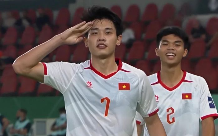 Ngả mũ trước tiền đạo Đình Bắc