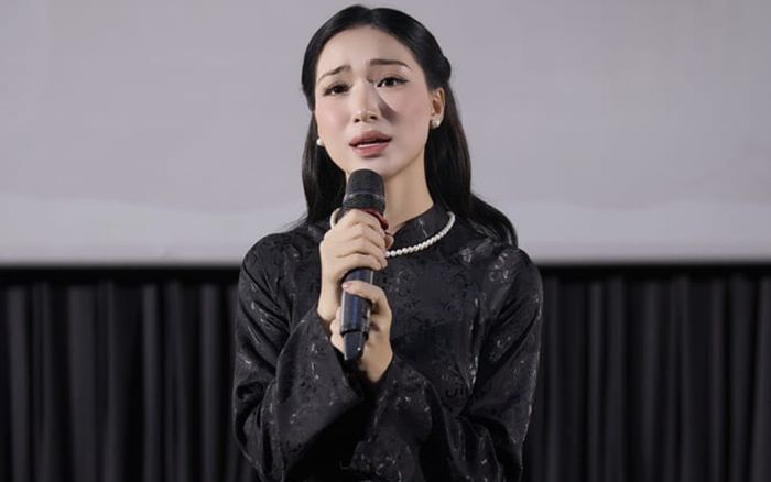 Hòa Minzy đã căng trước một bình luận kém duyên