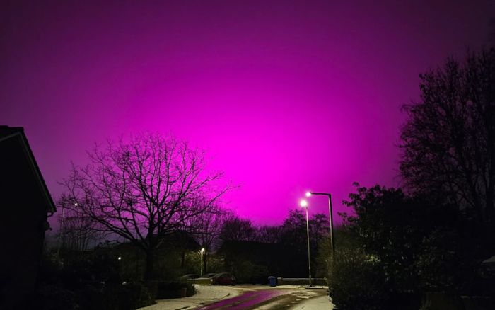 Bầu trời bỗng chuyển sang màu tím hồng lạ thường, người dân đổ ra đường để xem