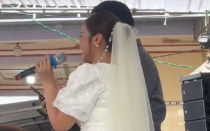 Nữ ca sĩ Việt hát cực sung trong đám cưới của mình, được chồng nhạc công đánh trống hỗ trợ