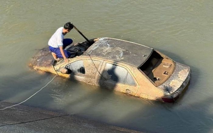 Phát hiện xác chiếc xe hơi chìm dưới sông nhiều ngày, bàng hoàng thứ bên trong