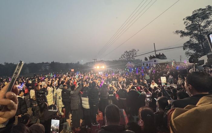 Đăng video lên mạng cầu cứu, gần 10.000 người kéo đến nhà cô gái gây xôn xao dư luận