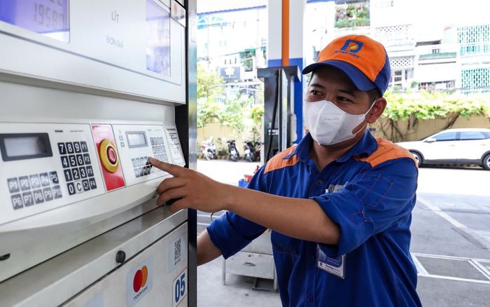 Giá xăng dầu hôm nay 14/1: Tăng cực mạnh