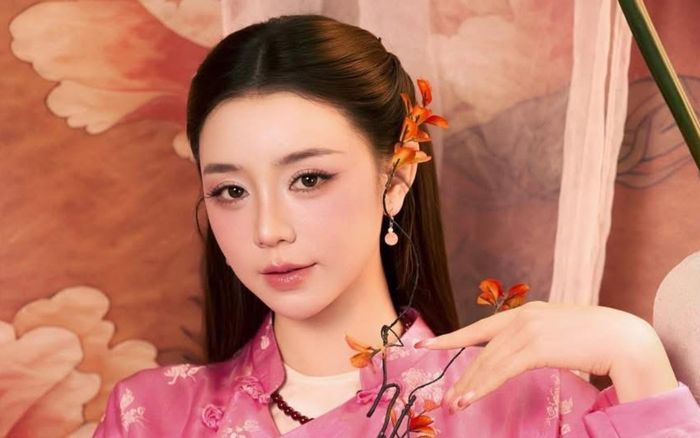 Tà áo dài hồng phấn của Quỳnh Kool