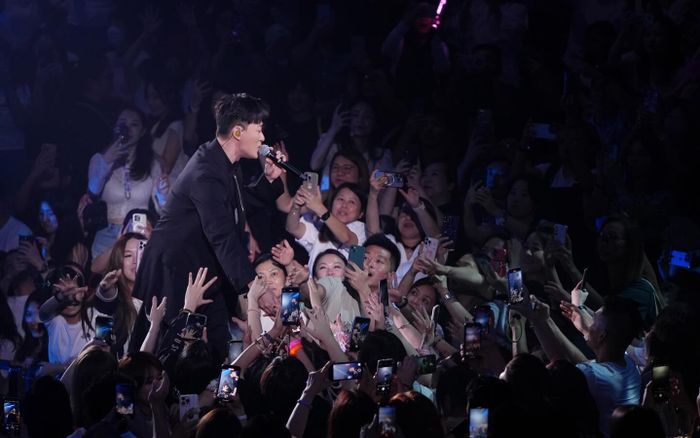 Đêm diễn lớn của nam ca sĩ hàng đầu showbiz bị hủy vô thời hạn