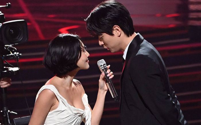 Hwasa 'lui về ở ẩn trên núi' sau màn trình diễn gây bão tại Lễ trao giải Rồng Xanh