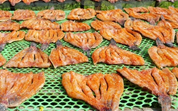 Đặc sản miền Tây từ một loại cá đồng đắt hàng dịp Tết, trộn gỏi với xoài ăn là ghiền