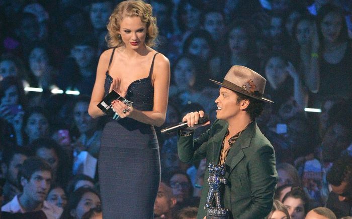 Taylor Swift 'chèn ép' Bruno Mars?