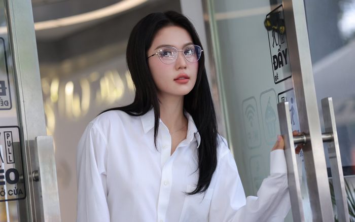 Ngọc Trinh phản ứng khi bị nhận xét 'nghệ sĩ nhưng chỉ biết đi livestream'