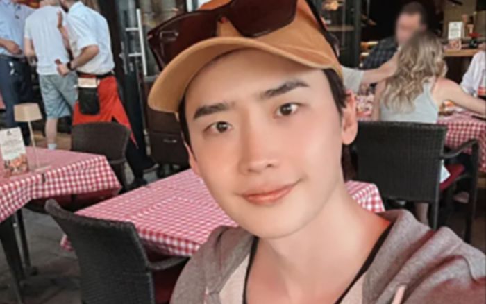 Lee Jong Suk khoe loạt ảnh cận mặt, một chi tiết gây choáng