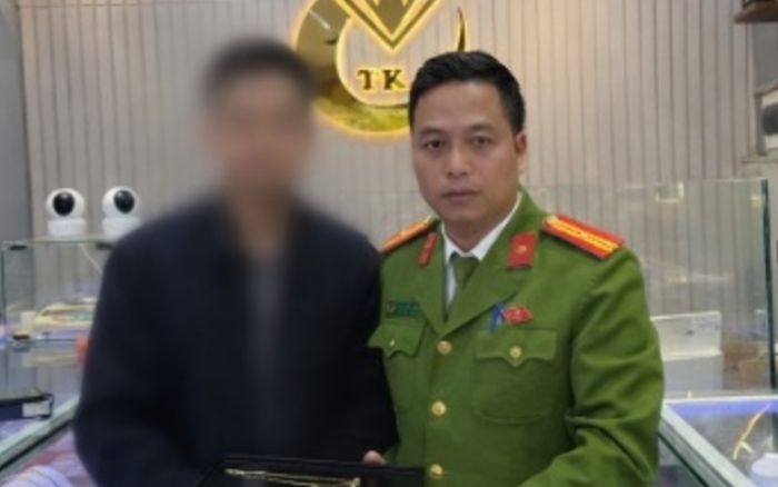 Nam sinh mang vàng đi bán, chủ tiệm báo Công an liền tỏ sự thật đáng sợ phía sau