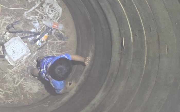 Nghẹt thở giây phút giải cứu bé trai 4 tuổi té xuống giếng sâu 12 mét