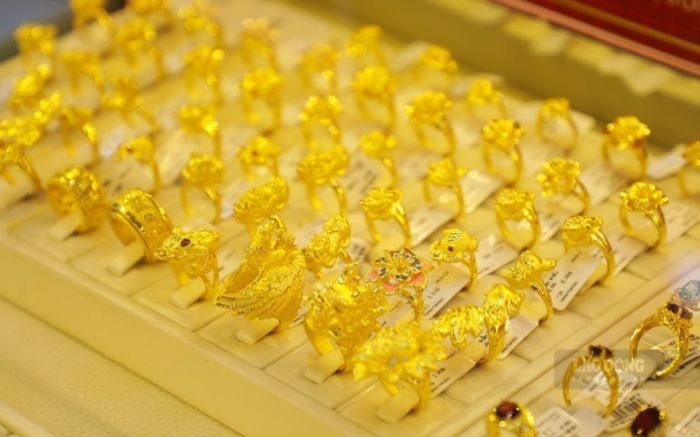 Tin tài chính hôm nay 16/1: Giá vàng chững lại ở vùng cao, USD phân hóa