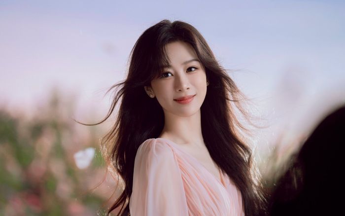 Cận visual ngoài đời thực của Dương Tử ở tuổi 33