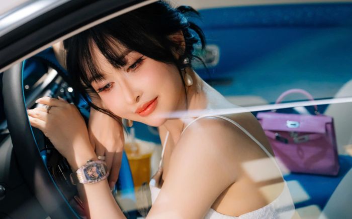 Chiếc đồng hồ hơn 1,5 tỷ của vợ doanh nhân Minh Nhựa