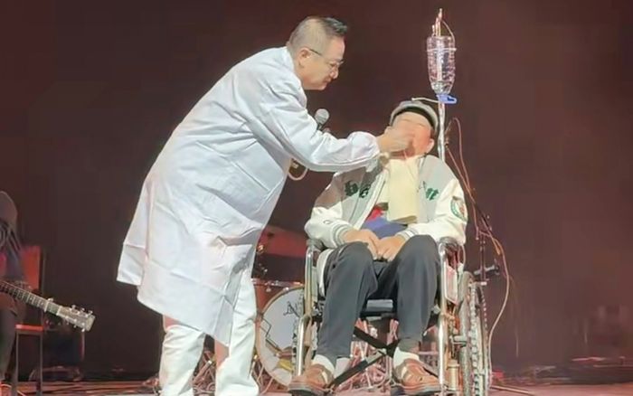 Nam nhạc sĩ 76 tuổi xuất hiện trên sân khấu bằng xe lăn khiến khán giả bàng hoàng, sự thật phía sau gây sốc