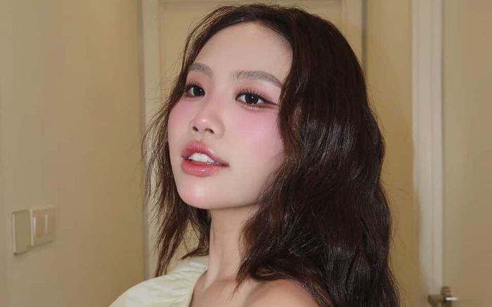 Phương Mỹ Chi khoe ảnh giữa đêm gây bàn tán