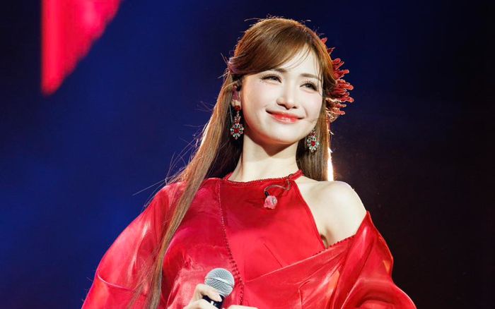 Hòa Minzy công khai đoạn tin nhắn với người đặc biệt khiến dân tình 'dậy sóng'