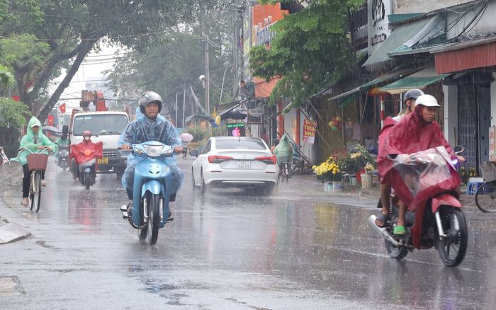 Cảnh báo thời tiết nguy hiểm: Nội thành Hà Nội có nguy cơ dông, lốc, sét và mưa đá