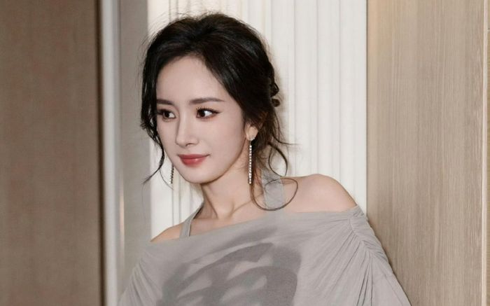 Dương Mịch 'ngượng chín mặt' vì bị nhắc nhở kém duyên ngay trên livestream