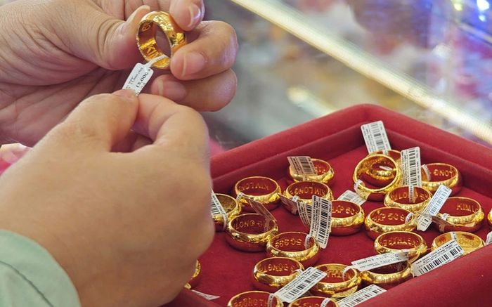 Giá vàng hôm nay (18/1): Vàng nhẫn cao chưa từng thấy, chênh lệch mua – bán nới rộng