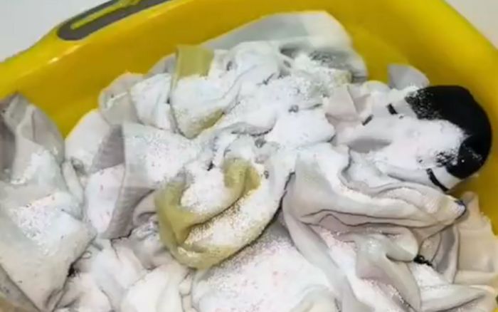 Giặt quần áo chung với nhau, con gái bị lây bệnh truyền nhiễm từ cha