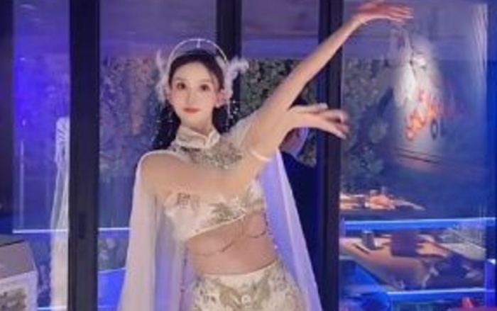 Nữ giáo viên dạy múa xinh đẹp mắc bệnh hiếm, chồng bán nhà, vay nợ để cứu vợ