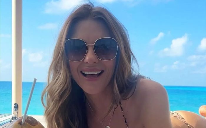 Sao nữ gây 'sốt' với bộ ảnh quyến rũ trên hòn đảo riêng tư ở tuổi 60